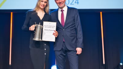 Sportlerin des Jahres Kimmy Repond und Leiter Leistungssport- und Nachwuchsförderung Sandro Penta auf Bühne, Basler Sport Champions 2024