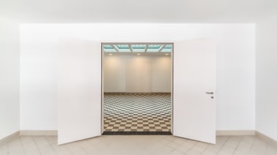 verglastes Atrium mit Schachbrettboden