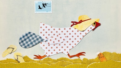 Kollage eines Huhns mit Hut und Flip-Flops auf Sand.