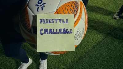 Fussball mit einem Post-It, auf welchem "Freestyle Challenge" steht.