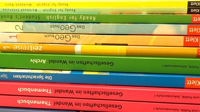 Lehrmittel gestapelt