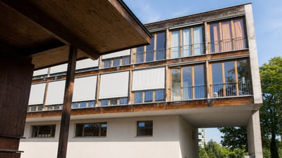 Modernes Gebäude mit Holz- und Glaselementen.