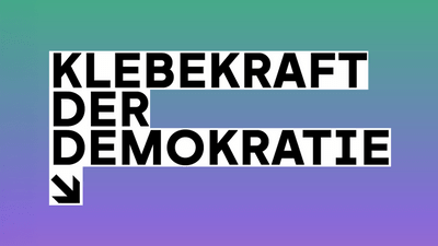 Text 'Klebekraft der Demokratie' auf farbigem Hintergrund.