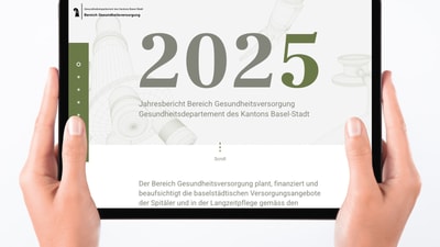 Tablet in Händen mit dem Jahresbericht 2025 auf dem Bildschirm.
