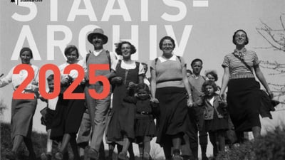 Gruppe von Menschen, die auf einem Weg spazieren gehen.