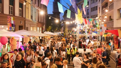 Menschenmenge auf einem Strassenfest in der Stadt bei Nacht.