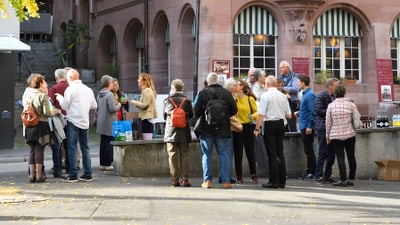 Menschengruppe beim Apéro auf dem Rümelinsplatz.