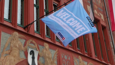Willkommens-Flaggen am Basler Rathaus