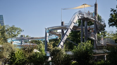 Outdoor Wasserrutsche mit Bäumen.