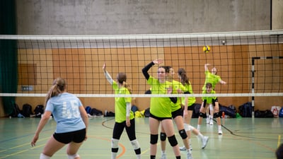 Jugendliche spielen Volleyball