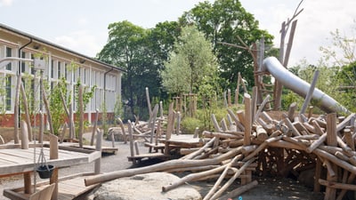 neuer Spielplatz mit viel Holz und Rutsche