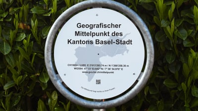 Schild des geografischen Mittelpunkts des Kantons Basel-Stadt.