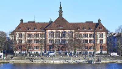 Historisches Backsteingebäude am Flussufer.