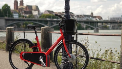 Ein rotes Velospot-Velo an der Rheinpromenade