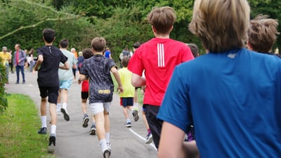 Gruppe von Jugendlichen beim Waldlauf Lange Erlen