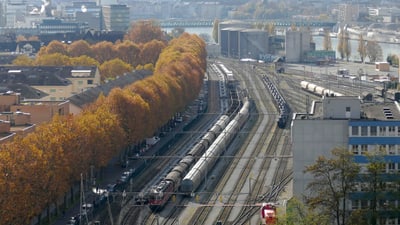 Luftansicht von Bahngleisen und Zügen im städtischen Gebiet.