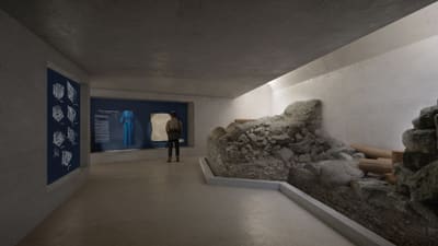 Person im Museumsausstellungsraum mit archäologischen Artefakten.