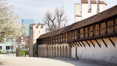 Stadtmauer mit Holzauf- und anbau.