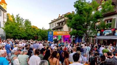 Menschenmenge bei Open-Air-Konzert in der auf der Strasse.