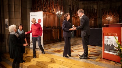 Regierungspräsident Dr. Conradin Cramer übergibt den vier Abgabestellenleitenden den Prix schappo.