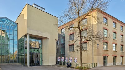 Moderne und altmodische Architektur eines Gebäudekomplexes mit Glasfassade.