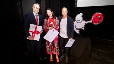 Conradin Cramer übergibt die schappo Urkunden Gioia Gerber und Philippe Götschel.