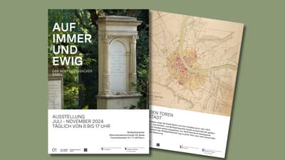 Zwei Ausstellungsplakate, ein Grabstein und eine historische Karte zeigend.