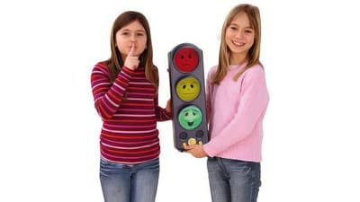 Zwei Mädchen mit Ampel-Spielzeug, das emotionale Gesichter zeigt.