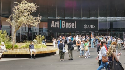 Viele Menschen am Eingang der Art Basel