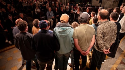 Der Basler Beizen Chor singt und die Gäste horchen gespannt.