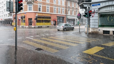 Starkregen belastet die Kanalisation, Blick auf eine Strasse in Basel-Stadt.