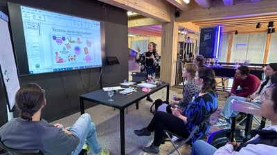 Präsentation vor einer kleinen Gruppe in einem modernen Raum.