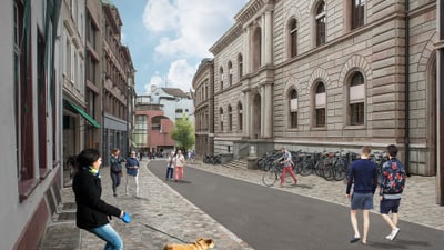 Strassenszene mit historischen Gebäuden, Menschen und einem Hund.",