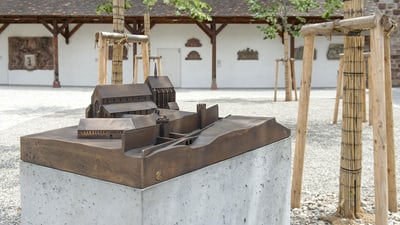 Metallmodell des Barfüsserklosters auf einem Sockel hinter der Barfüsserkirche.