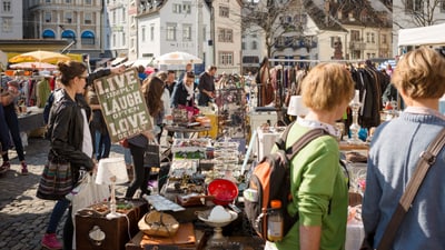 Schild auf dem Flohmarkt mit Text "live simple, laugh often, love deeply"