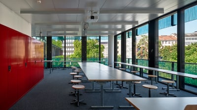 Spezialklassenzimmer mit Tischen und Hocker