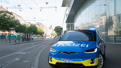 Ein Alarmpikett-Tesla der Kantonspolizei steht beim Messeplatz