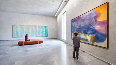 Zwei Personen betrachten Kunstwerke im Museum