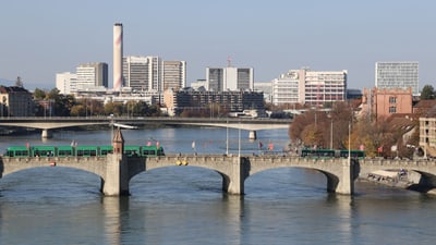 Blick auf die Mittlere Brücke in Basel mit Tram und Stadt hintergrund.