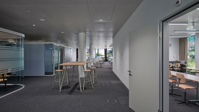 Vorzone zu Klassenzimmer mit Glaswänden und Möbel