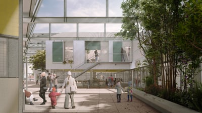 Innenhof mit Menschen, Glasdach und Pflanzen.