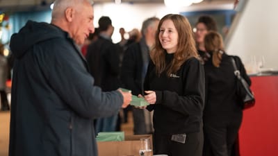 Die Basler Kantonalbank bedankt sich bei den Freiwilligen mit einem Geschenk.