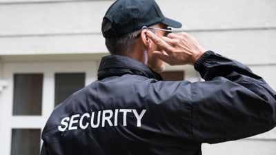 Ein privater Security-Mann von hinten