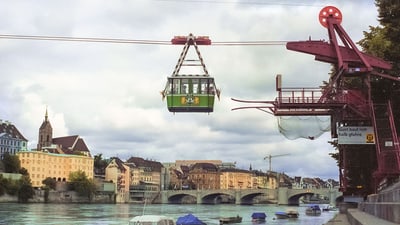 Luftseilbahn über den Rhein in Basel mit Altstadt im Hintergrund.