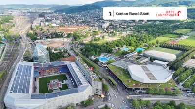 Luftaufnahme von einem grossen Stadion und umliegenden Gebäuden in Basel-Stadt.