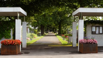 Der Eingang zum Friedhof in Riehen.