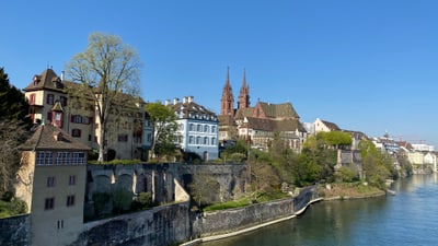 Blick von der Wettsteinbrücke auf Plalz und Münsterhügel, Münster