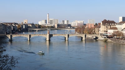 Ansicht der Mittleren Brücke über den Rhein.