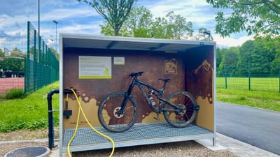Fahrrad in einer Waschstation im Freien geparkt.