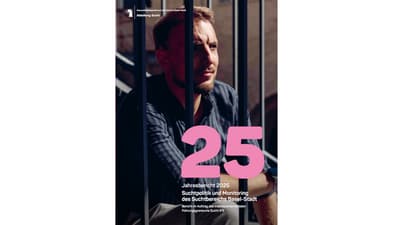 Mann hinter schwarzen Stangen, Jahresbericht 2025 Deckblatt mit Zahl 25.